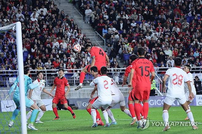 김민재 헤더 골 (수원=연합뉴스) 신현우 기자 = 17일 경기도 수원월드컵경기장에서 열린 축구대표팀 한국과 베트남의 친선경기. 한국 김민재가 헤더 골을 넣고 있다. 2023.10.17 nowwego@yna.co.kr