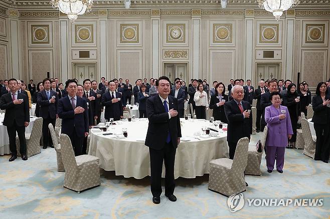 국민통합위원회 만찬 참석한 윤석열 대통령 (서울=연합뉴스) 임헌정 기자 = 윤석열 대통령이 17일 오후 청와대 영빈관에서 열린 국민통합위원회 만찬에서 국기에 경례하고 있다. 2023.10.17 [대통령실 제공. 재판매 및 DB 금지] kane@yna.co.kr