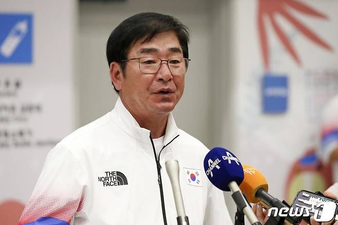 2022 항저우 아시안게임 대한민국 남자 야구 대표팀 류중일 감독이 8일 인천국제공항을 통해 귀국해 인터뷰하고 있다. (공동취재)