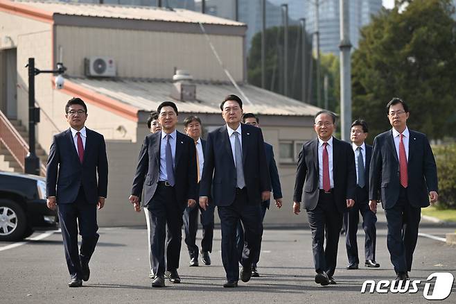 윤석열 대통령이 18일 용산 대통령실 청사에서 국민의힘 당4역 지도부와 오찬 회동을 진행한 후 용산어린이정원에서 산책을 하고 있다. 왼쪽부터 유의동 정책위의장, 김기현 대표, 윤 대통령, 윤재옥 원내대표, 이만희 사무총장. (대통령실 제공) 2023.10.18/뉴스1 ⓒ News1 오대일 기자