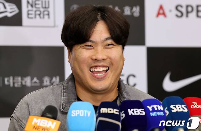 미국프로야구 메이저리그(MLB) 토론토 블루제이스 류현진이 시즌을 마치고 18일 오후 인천국제공항 제1여객터미널을 통해 귀국해 인터뷰를 하고 있다. 올 시즌을 끝으로 토론토와의 4년 계약이 끝나며 FA 신분이 된 류현진은 올 시즌 11경기에서 52이닝 3승3패 평균자책점 3.46을 기록했다. 2023.10.18/뉴스1 ⓒ News1 김성진 기자