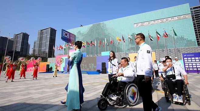 18일 2022 항저우 장애인아시안게임 선수촌 국기광장에서 열린 입촌식에서 대한민국 선수단이 입장하고 있다. 사진제공 | 대한장애인체육회