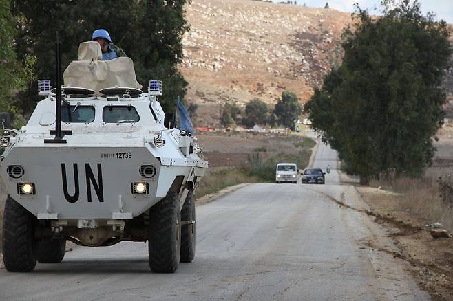 레바논 주둔 유엔평화유지군(UNIFIL)이 16일(현지 시각) 레바논 남부 카프르 킬라에서 이스라엘 국경을 순찰하고 있다./신화 연합뉴스