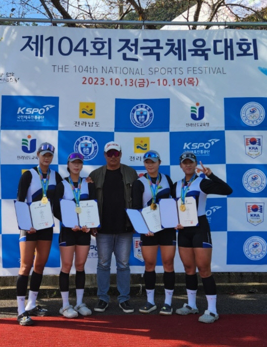 예산군청 조정팀이 전국체육대회에서 대회 2관왕을 달성한 후 기념촬영을 하고 있다. 사진=예산군 제공