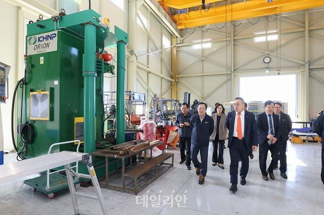 황주호 한국수력원자력 사장이 18일 울산 울주군에 위치한 협력기업 ㈜오리온이엔씨를 방문해 방사성폐기물 제조설비를 둘러보고 있다. ⓒ한국수력원자력