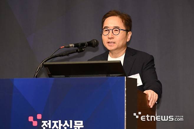 '전자신문 TECH SUMMIT'이 18일 서울 서초구 양재동 엘타워에서 전자신문 주최로 열렸다. 장덕현 삼성전기 대표가 '디지털 미래의 핵심 기술'을 주제로 발표하고 있다. 김민수기자 mskim@etnews.com