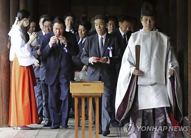 일본 국회의원들이 15일 2차 세계대전 A급 전범이 합사된 도쿄 야스쿠니 신사에서 전몰자들을 위해 기도한 후 이동하고 있다. 기시다 후미오 일본 총리는 이 신사에 직접 방문하진 않았으나 이날 오전 일본 패전일을 맞아 공물료를 봉납했다. 2023.08.15 besthope@yna.co.kr (끝)