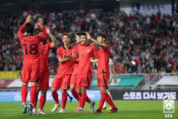 정승현(왼쪽에서 세 번째)과 김민재(오른쪽에서 두 번째). 대한축구협회 제공