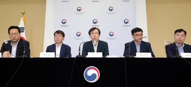 기획재정부가 9월 18일 정부세종청사에서 올해 국세수입이 계획 대비 59.1조 원 부족한 341.4조 원으로 전망된다고 밝히고 있다. 뉴시스