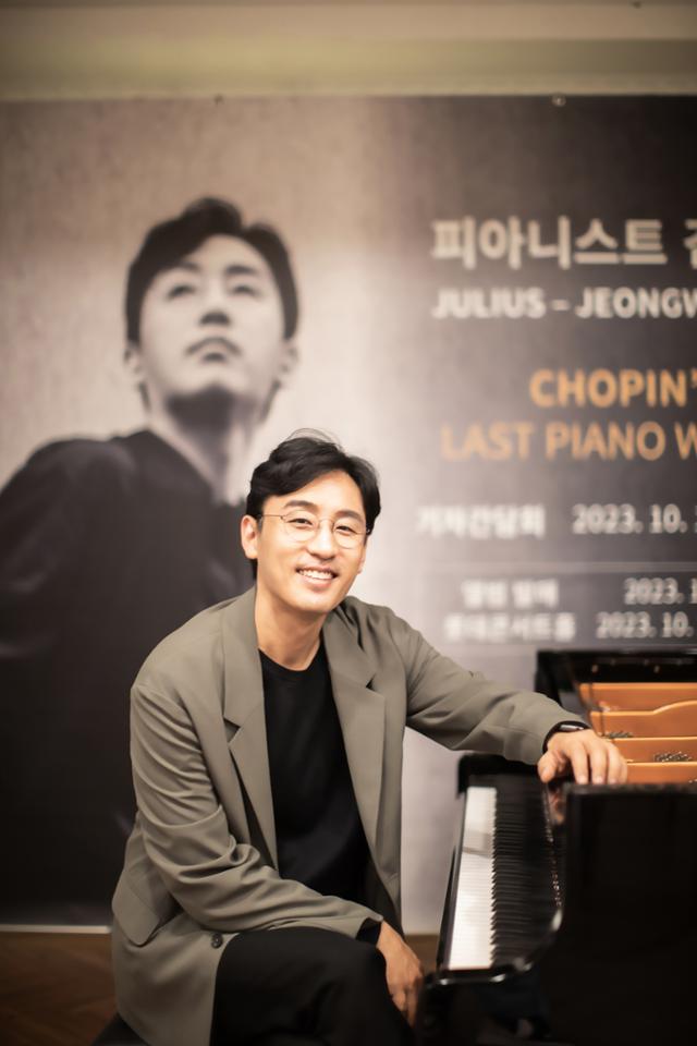 김정원 피아니스트가 18일 서울 종로구 오디오가이에서 '쇼팽의 마지막 작품들(Chopin's Last Piano Works)' 발매 기자간담회 겸 쇼케이스를 열었다. 크라이스 클래식 제공