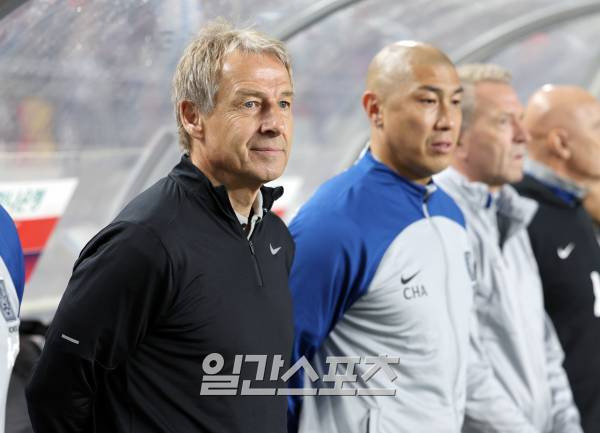 위르겐 클린스만 감독이 이끄는 대한민국 축구대표팀이 17일 오후 수원월드컵경기장에서 베트남 대표팀과 평가전을 펼쳤다. 클린스만 감독이 경기를 지켜보고있다. 수원=정시종 기자 capa@edaily.co.kr /2023.10.17.