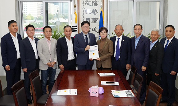 국주영은 전북도의회 의장 등이 민주당 원내 지도부를 찾아 새만금 예산의 복원을 호소했다. [사진=전북도의회 ]