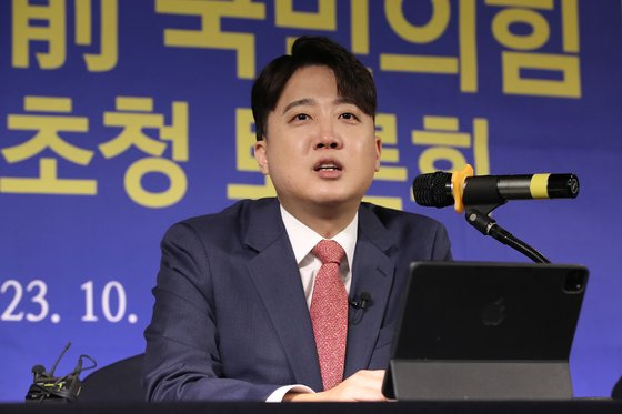 이준석 국민의힘 전 대표가 18일 오전 대구 남구 이천동 대구아트파크에서 열린 대구·경북 중견언론인모임 아시아포럼21 주최 초청토론회에 참석해 기조연설을 하고 있다. 뉴스1