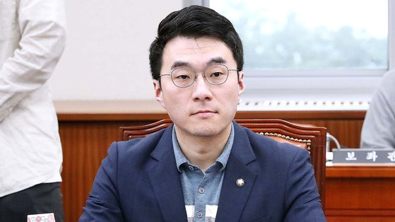 김남국 무소속 의원이 지난달 26일 오전 서울 여의도 국회에서 열린 교육위원회 전체회의에 참석해 자리하고 있다. 뉴스1