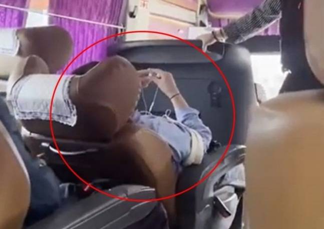 고속버스에서 등받이를 뒤로 눕혀 논란이 된 여성. / 사진=온라인 커뮤니티
