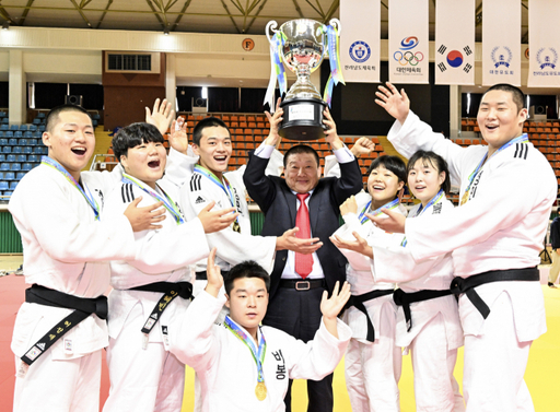 18일 전남 순천팔마체육관에서 벌어진 제104회 전국체육대회 유도 고등부 혼성단체전서 우승하며 종목우승 23연패를 완성한 경기도 선수들이 서정복 경기도유도회장과 함께 우승트로피를 들어올리며 환호하고 있다. 홍기웅기자