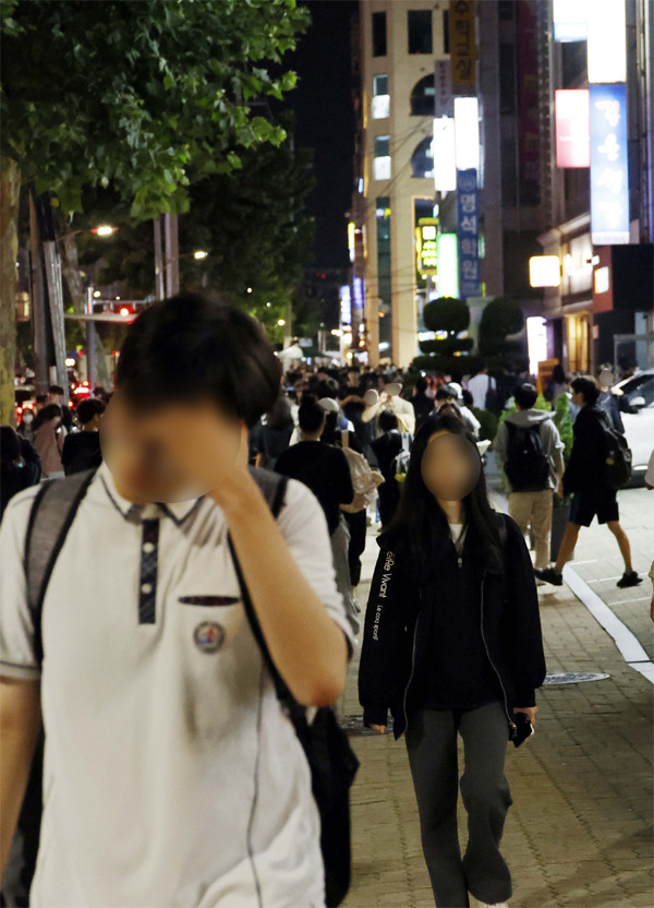 서울 강남구 대치동 인근 학원가가 학생들로 가득하다. [김호영 기자]