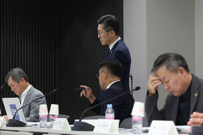 대한의사협회(의협)가 17일 오후 서울 용산구 의협에서 연 ‘의대정원 확대 대응을 위한 긴급 의료계 대표자 회의’에서 이필수 회장(오른쪽 두번째)이 참석자들과 대화를 나누고 있다. [사진 = 연합뉴스]