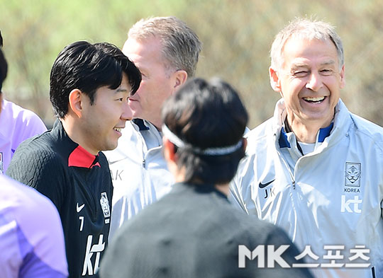 한국축구대표팀 주장 손흥민, 위르겐 클린스만(오른쪽) 감독. 사진=김영구 기자