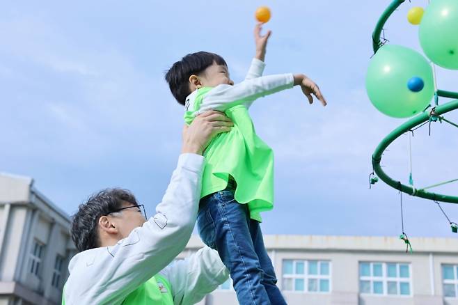 최근 세브란스 어린이병원이 개최한 홈커밍데이를 행사에서 이른둥이로 태어났던 아이들과 가족들이 즐거운 시간을 보내고 있다./사진=세브란스병원