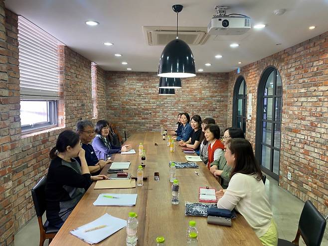 경희사이버대 한국어센터와 일한문화교류회 관계자들이 한·일 교류 협력 방안에 대해 논의하고 있다./사진제공=경희사이버대