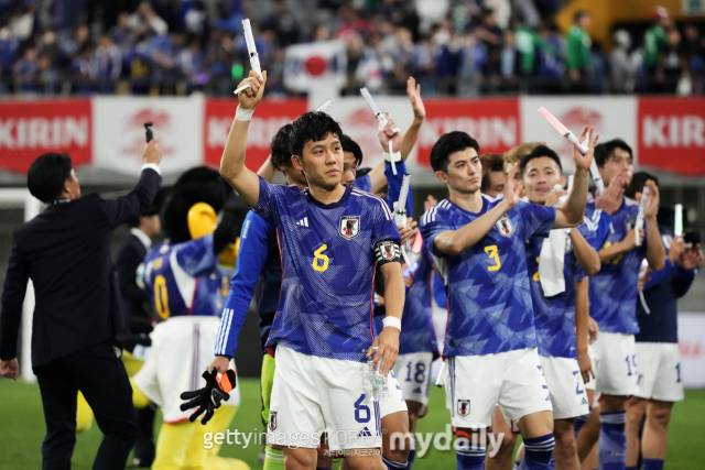 17일(이하 한국 시각) 일본 고베시 노에비아 스타디움 고베에서 열린 튀니지와 친선경기에서 승리를 거둔 일본 대표팀이 관중들에게 인사하고 있다. /게티이미지코리아