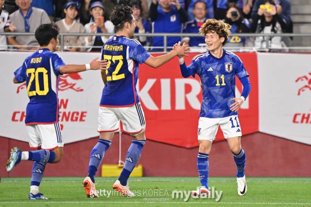 17일 일본 고베시 노에비아 스타디움 고베에서 열린 튀니지와 친선경기에서 일본 공격수 후루하시 교고(오른쪽)가 선취골을 터트린 뒤 나카야마 유타(중앙), 구보 다케후사와 함께 셀레브레이션하고 있다. /게티이미지코리아