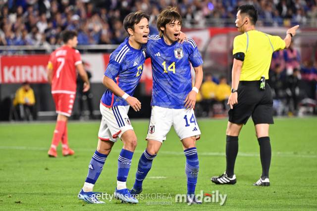 17일 일본 고베시 노에비아 스타디움 고베에서 열린 튀니지와 친선경기에서 일본 공격수 이토 준야(오른쪽)가 두 번째 골을 넣은 뒤 구보 다케후사와 기뻐하고 있다. /게티이미지코리아