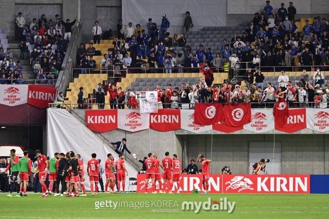 17일 일본 고베시 노에비아 스타디움 고베에서 열린 일본과 친선경기에서 패배한 튀니지 선수들이 관중들에게 인사하고 있다. /게티이미지코리아