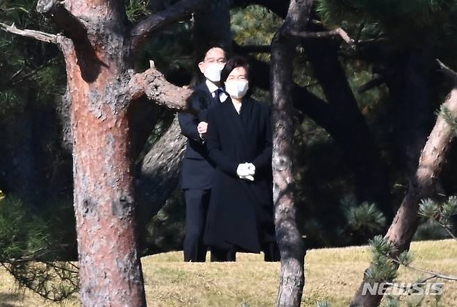 [수원=뉴시스] 김종택기자 = 이재용 삼성전자 부회장과 홍라희 전 리움미술관장이 25일 오전 경기도 수원 선영에서 진행된 고(故) 이건희 삼성그룹 회장 2주기 추도식에 참석하고 있다. 2022.10.25. jtk@newsis.com