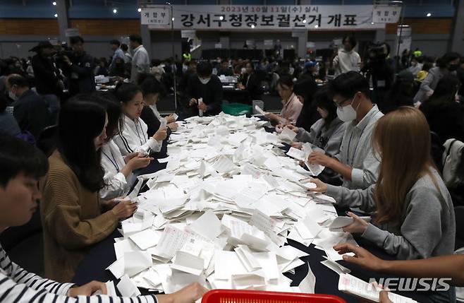 [서울=뉴시스] 김선웅 기자 = 2023 하반기 재·보궐선거일인 11일 서울 강서구 마곡실내배드민턴장에 설치된 개표소에서 강서구청장 보궐선거 개표 사무가 진행되고 있다. 2023.10.11. mangusta@newsis.com