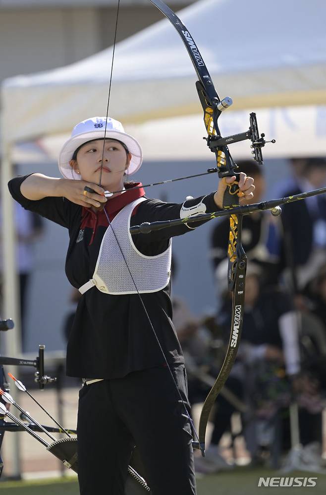 [광주=뉴시스] 변재훈 기자 = 18일 오후 광주 남구 광주국제양궁장에서 열린 제104회 전국체육대회 양궁 리커브 여자 대학부 단체전, 임시현(서울 한국체대)이 활 시위를 당기고 있다. 2023.10.18. wisdom21@newsis.com