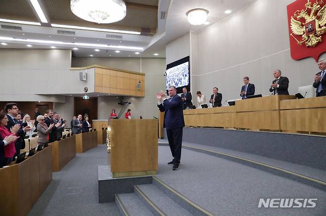 [AP/뉴시스] 러시아 연방 하원이 제공한 사진으로 18일 핵실험금지조약 비준 철회 법안을 최종 통과시킨 뒤 의원들이 박수를 치고 있다