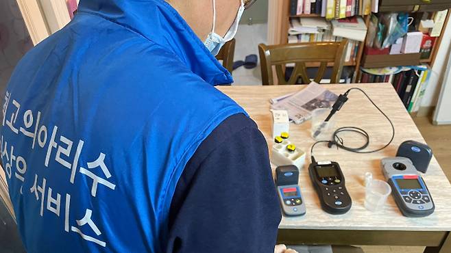 '아리수 품질확인제'를 통한 수돗물 수질검사 장면. 장규석 기자