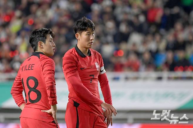 17일 수원월드컵경기장에서 열린 축구 국가대표 평가전 대한민국과 베트남의 경기, 손흥민과 이강인이 프리킥을 준비하고 있다. 박종민 기자