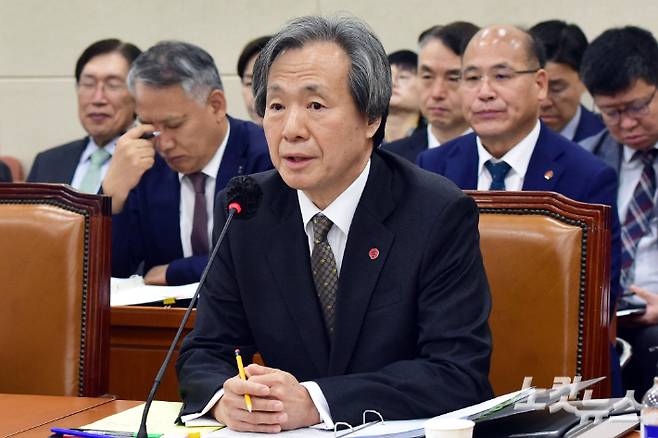 정기석 국민건강보험공단 이사장이 18일 서울 여의도 국회에서 열린 보건복지위원회의 국민건강보험공단·건강보험심사평가원에 대한 국정감사에서 '자료 제출 강요'발언에 대해 사과를 하고 있다. 윤창원 기자