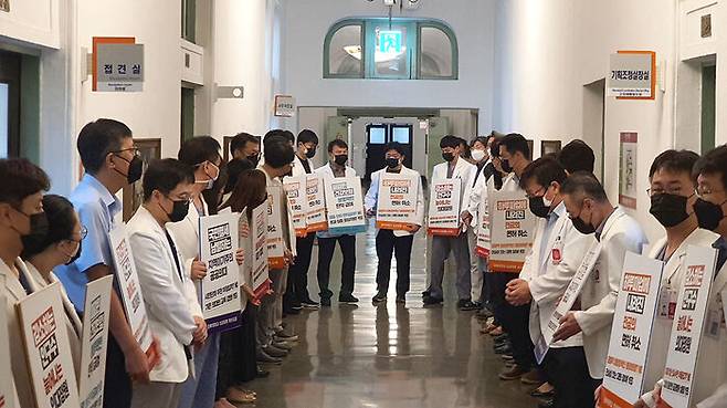 침묵 시위 이어가는 경북대 의과대학 교수들