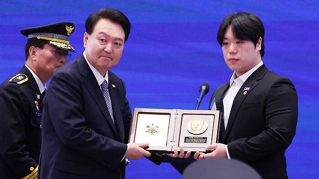 순직한 고 이강석 경정의 유가족에 '경찰 영웅패' 수여하는 윤석열 대통령