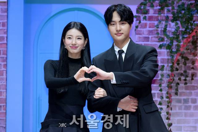 배우 수지, 양세종이 18일 오전 서울 강남구 코엑스 신한카드 아티움에서 진행된 넷플릭스 시리즈 ‘이두나!’(극본 장유하/연출 이정효) 제작발표회에서 포즈를 취하고 있다. 김규빈 기자