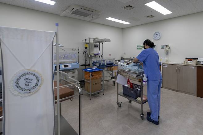 9월19일 경기도의료원 포천병원 신생아실에서 간호사가 전날 태어난 아기를 돌보고 있다.ⓒ시사IN 박미소