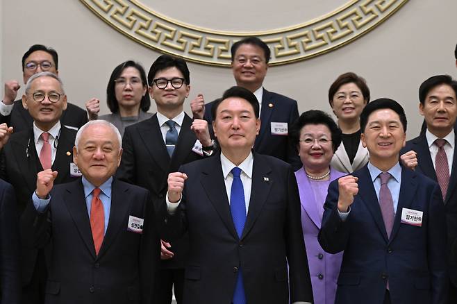 윤석열 대통령이 17일 오후 청와대 영빈관에서 열린 국민통합위원회 만찬에서 김한길 국민통합위원장, 국민의힘 김기현 대표 등 참석자들과 기념촬영을 하고 있다. ⓒ연합뉴스