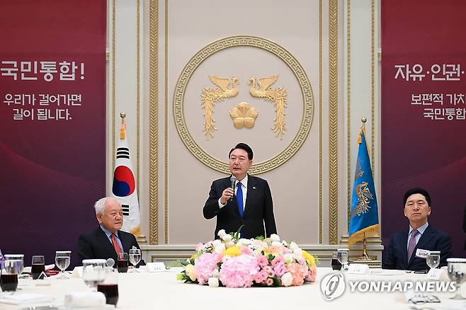 국민통합위원회 만찬 참석한 윤석열 대통령 (서울=연합뉴스) 임헌정 기자 = 윤석열 대통령이 17일 오후 청와대 영빈관에서 열린 국민통합위원회 만찬에서 발언하고 있다. 2023.10.17 [대통령실 제공. 재판매 및 DB 금지] kane@yna.co.kr