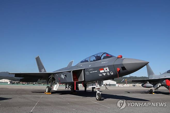 국산 전투기 KF-21의 위용 (성남=연합뉴스) 진성철 기자 = 지난 17일 경기도 성남 서울공항에서 열린 '서울 아덱스(ADEX) 2023' 행사장에 국산 전투기 KF-21이 전시돼 있다. 2023.10.17 zjin@yna.co.kr