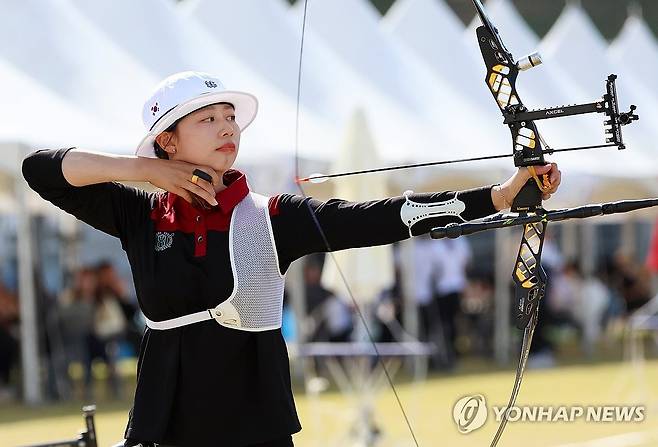 임시현 '전국체전 금메달 슈팅' (광주=연합뉴스) 조남수 기자 = 아시안게임 3관왕 임시현(한국체대)이 18일 광주국제양궁장에서 열린 제104회 전국체육대회(전국체전) 양궁 여자대학부 개인전 결승에서 안산(광주여대)과 대결하고 있다. 2023.10.18 iso64@yna.co.kr