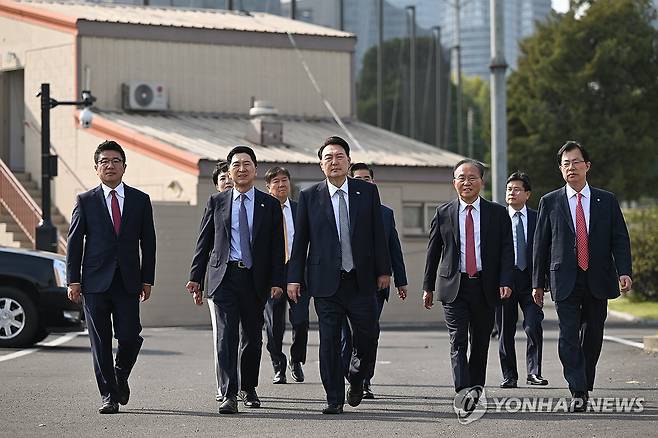 윤석열 대통령, 국민의힘 지도부와 오찬 회동 뒤 산책 (서울=연합뉴스) 임헌정 기자 = 윤석열 대통령이 18일 서울 용산 대통령실 청사에서 국민의힘 김기현 대표, 윤재옥 원내대표, 유의동 정책위의장, 이만희 사무총장 등 당 지도부와 오찬 회동을 마친 뒤 용산어린이정원을 산책하고 있다. 2023.10.18 [대통령실 제공. 재판매 및 DB 금지] kane@yna.co.kr