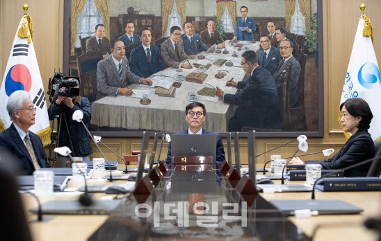 이창용 한국은행 총재가 19일 서울 중구 한국은행에서 열린 금융통화위원회를 주재하고 있다.(사진=공동취재단)