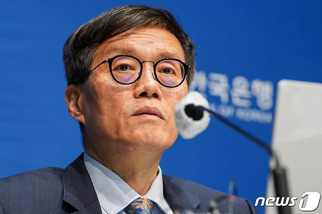 이창용 한국은행 총재가 19일 서울 중구 한국은행에서 열린 10월 금융통화위원회 금리 결정에 대한 기자간담회에서 발언하고 있다. /뉴스1
