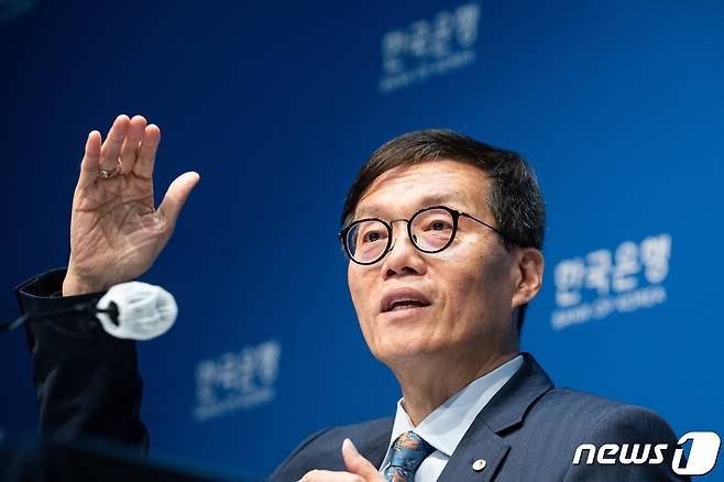 이창용 한국은행 총재가 19일 서울 중구 한국은행에서 열린 10월 금융통화위원회 금리 결정에 대한 기자간담회에서 취재진 질문에 답하고 있다. /뉴스1