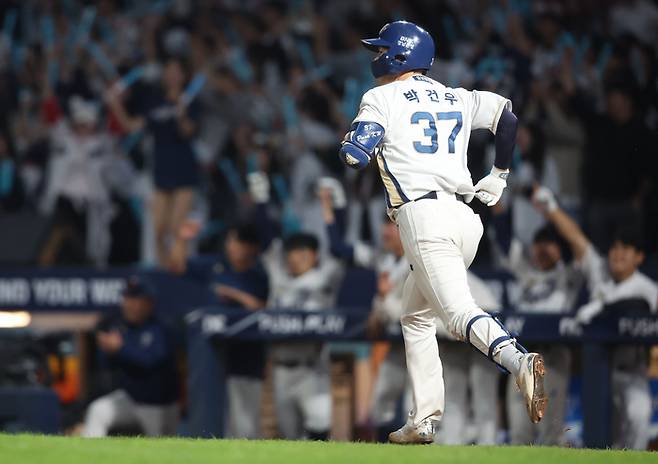 NC 박건우가 19일 창원NC파크에서 열린 2023 KBO 와일드카드 결정전 1차전 두ㅅㄴㅏ과 경기에서 7회말 안타를 때린 후 1루로 향하고 있다. 사진 | 창원=연합뉴스