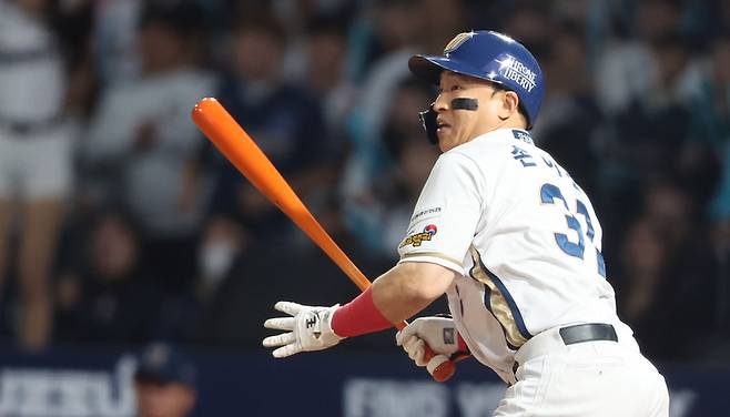 NC 손아섭이 19일 창원NC파크에서 열린 2023 KBO 와일드카드 결정전 1차전 두산과 경기에서 1회말 안타를 치고 있다. 사진 | 창원=연합뉴스